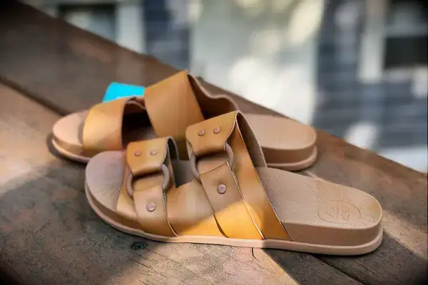 Reef Cushion Vera Cruz Slides displayed on a wood surface