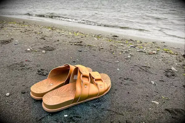 Reef Cushion Vera Cruz Slide on the sand at the beach with the water behind