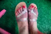 A person wearing the Frankie4 Isla with a green background