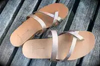 Top view of the Frankie4 Isla on a wood background