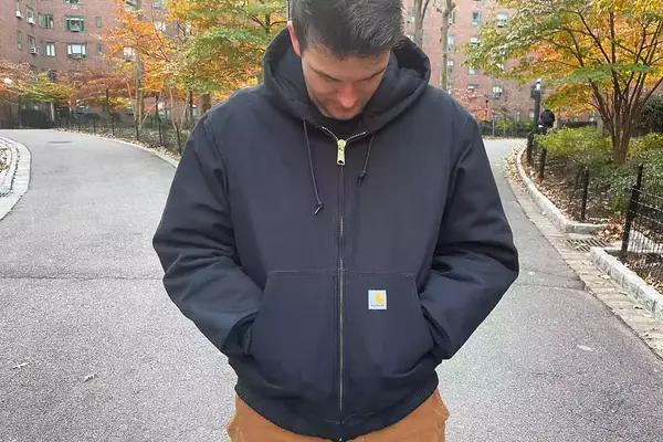 A person wears the Cotopaxi Calidez Men