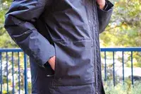 A person with their hand in the pocket of the Cotopaxi Calidez Men