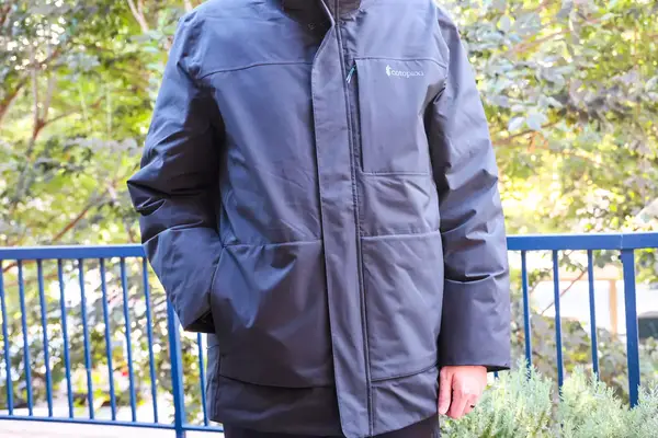 A person wears the Cotopaxi Calidez Men
