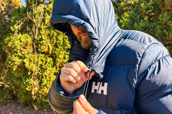 A person cinches the hood of the Helly Hansen Men