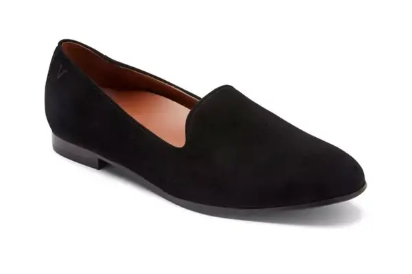 Closeup of the back pockets of the lululemon ABC Classic-Fit Pant Warpstreme