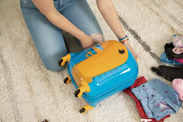 person opening Rockland Jr. Kids