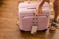 A person attaching a phone to the Beis Mini Roller