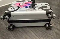 A close-up of the bottom of the Younglingz Ride On Suitcase