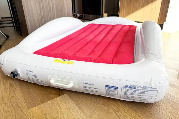 The handle on the Sleepah Inflatable Toddler Travel Bed