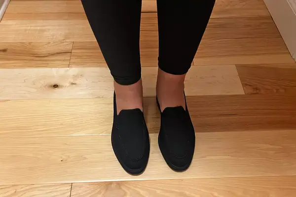 A person wearing Rothy