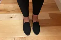 A person wearing Rothy