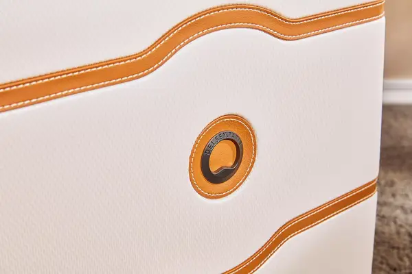 A close up of the middle portion of the Delsey Paris Chatelet Air 2.0 24 Inch Checked Spinner