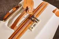 Delsey Paris Chatelet Air 2.0 28 Inch Large Checked Spinner close up from the top angle