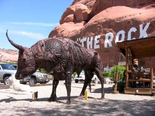 Jaw, Terrestrial animal, Sculpture, Automotive tire, Snout, Dinosaur, Nonbuilding structure, Horn, Hood, Tourist attraction, 