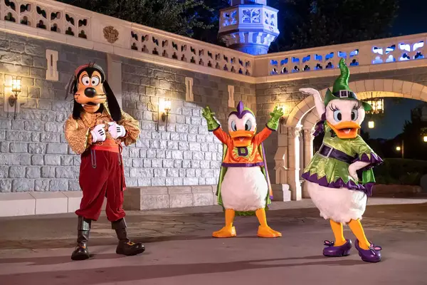 Goofy, Donald, and Daisy Duck in halloween costume