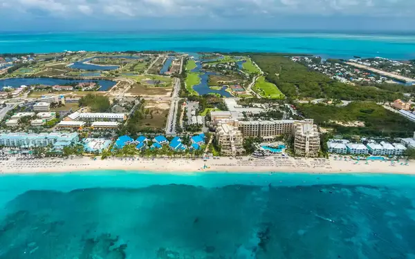 Caribbean, Cayman Islands, George Town, Luxury resorts and Seven Mile Beach