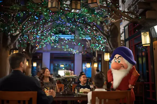 Grumpy visits a family at Artists Point at Wilderness Lodge, Story Book Dining