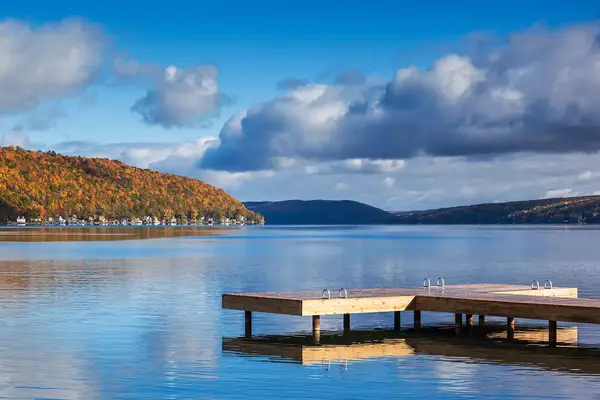USA, New York, Finger Lakes Region, Hammondsport, Keuka Lake, autumn