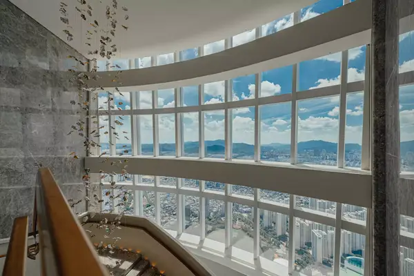 Large windows with views of Seoul at the Signiel hotel