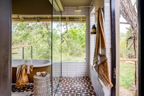 Guest room with landscape views at the Thornybush Game Lodge