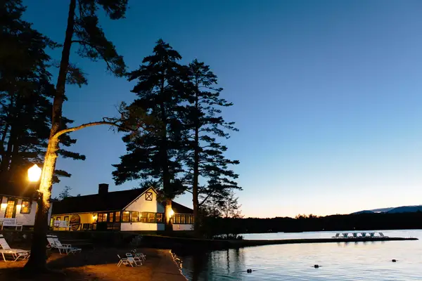 Night view of the lakeside Quisisana Resort